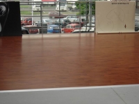 Laminált padló fektetése - Autószalon